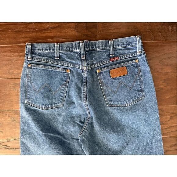 NEW Wrangler Relaxed Jeans - Picture 8 of 9